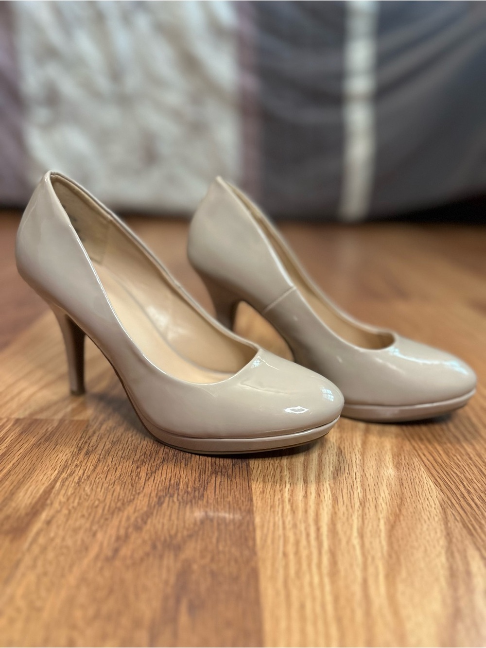Chelsea Moreland Cream High Heel Pumps